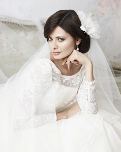 Bride with short brown hair.